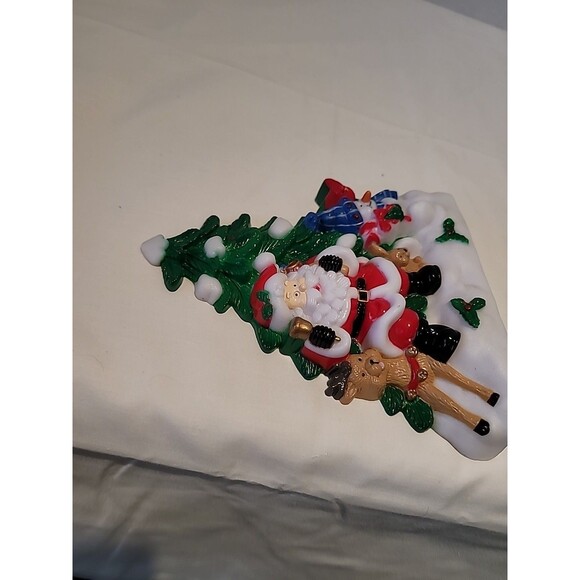 Vintage Plastic  Christmas Tree Scene Santa  Snowman Reindeer Wall Hanging 6" - Picture 15 of 16